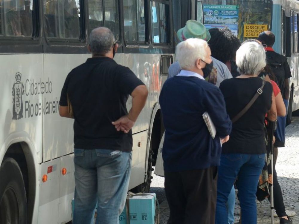Medida provisória destina R$ 2,5 bilhões para cobrir transporte gratuito de idosos