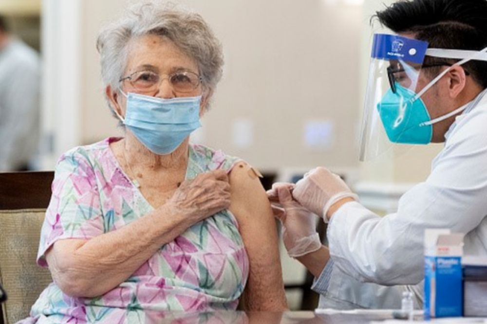 Covid: o que alta em interna��o de idosos revela sobre efetividade da vacina e 3� dose