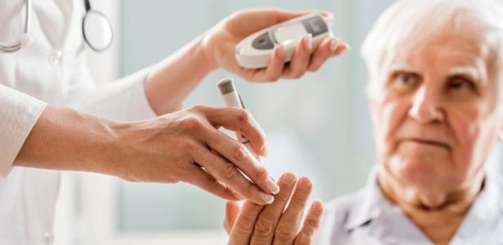 Ser um idoso com diabete tipo 2 aumenta em 2,5 vezes o risco de morrer de covid-19